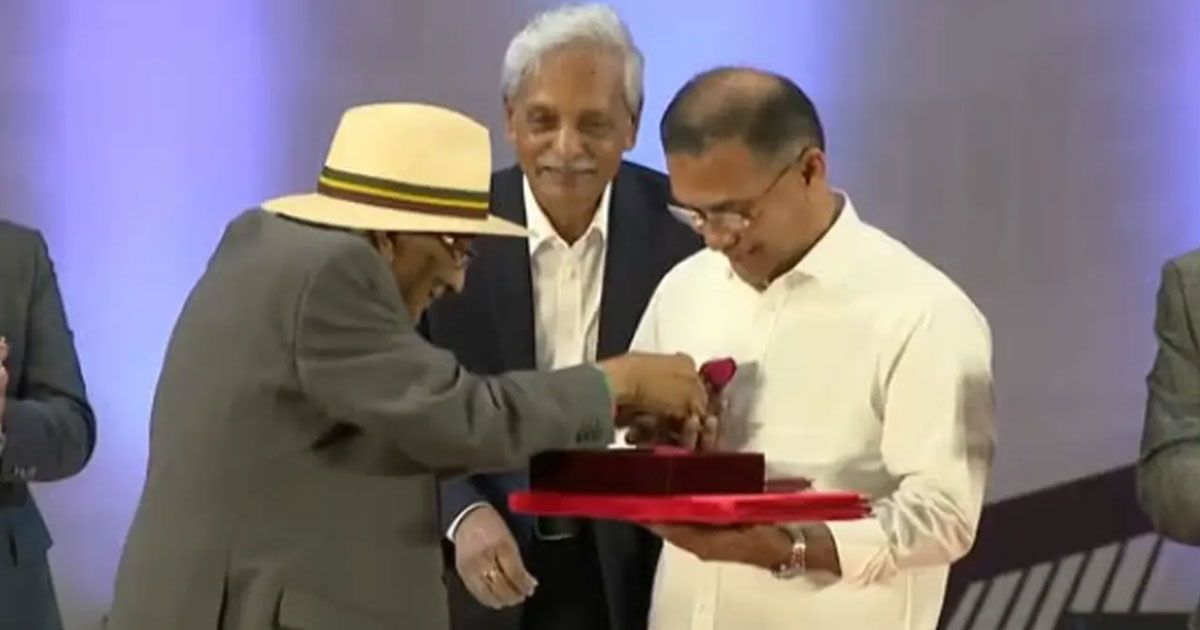 প্রধানমন্ত্রীকে লাল গোলাপ উপহার দিলেন একুশে পদক বিজয়ী শফিক রেহমান