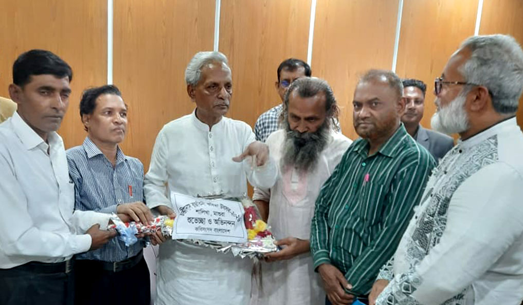 সংস্কৃতি মন্ত্রী নিতাই রায় চৌধুরীকে ফুল দিয়ে বরণ করলেন মাগুরার কবি সাহিত্যিকরা
