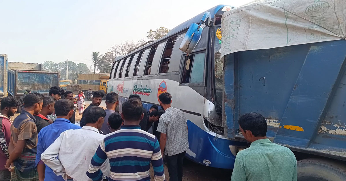 শৈলকুপায় বাস নিয়ন্ত্রণ হারিয়ে ট্রাকে ধাক্কা