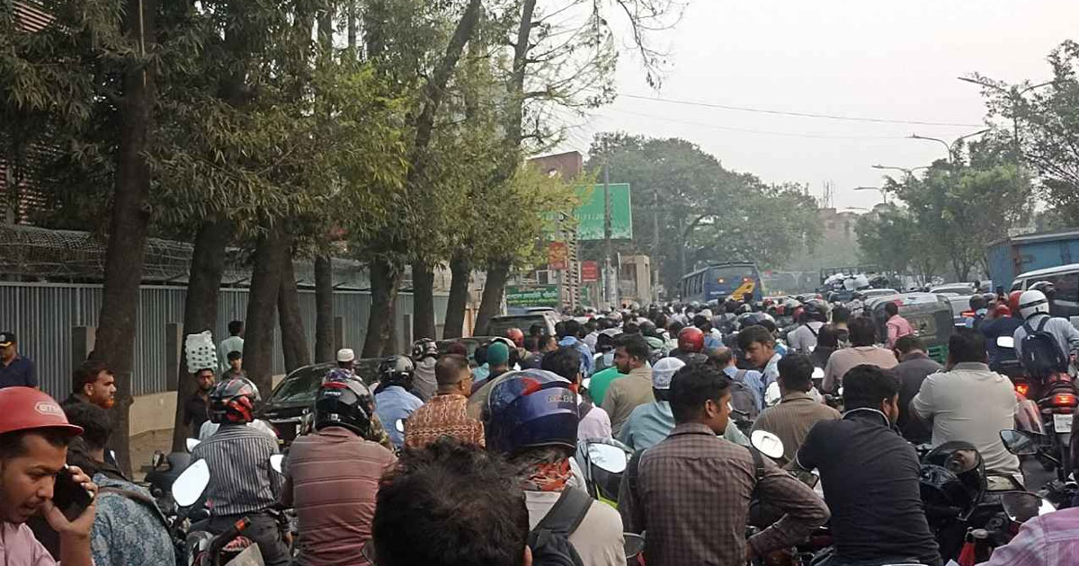 পাম্প ঘুরে ঘুরেই শেষ হচ্ছে তেল! ভোগান্তি চরমে