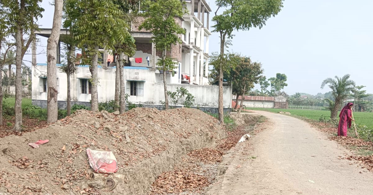 ড্রেনেজের জন্য রাস্তা খুঁড়ে রাখায় চরম দুর্ভোগে মানুষজন