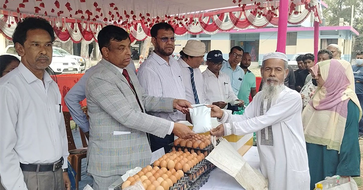 ঝিনাইদহে অসচ্ছল মানুষের মাঝে সুলভ মূল্যে দুধ, ডিম ও মাংস বিক্রি শুরু