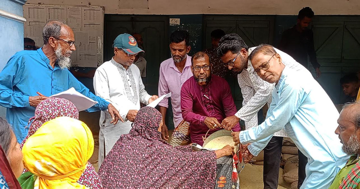 ঈদ উপলক্ষে মাগুরার শ্রীপুরে ভিজিএফ’র চাল বিতরণ