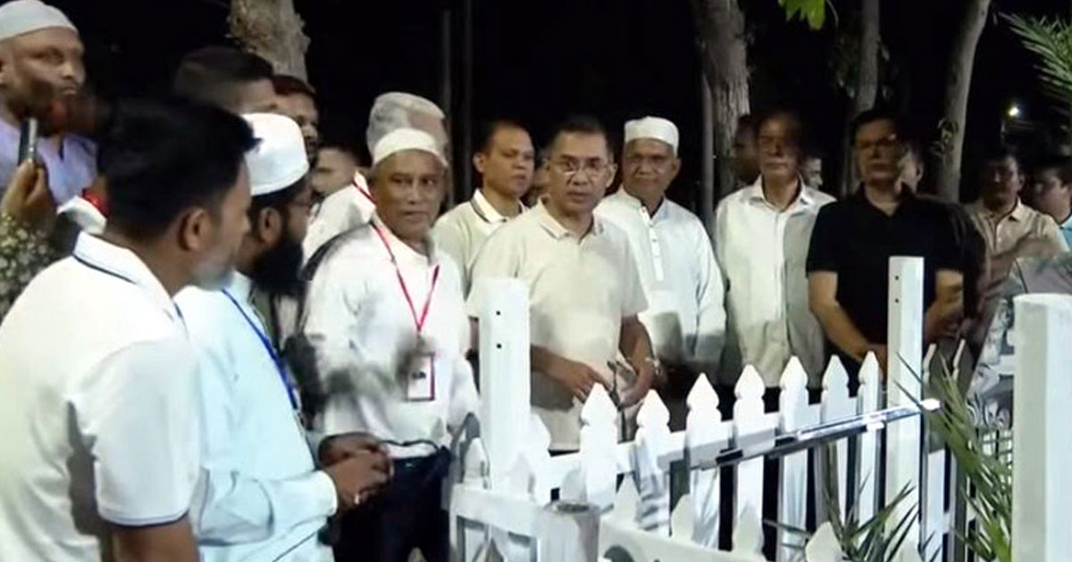 নানা-নানীর কবর জিয়ারত করলেন প্রধানমন্ত্রী