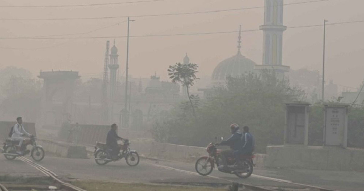 বায়ুদূষণে আবারও শীর্ষ তালিকায় ঢাকা