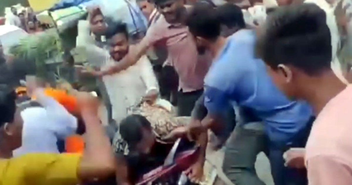 চাল না পেয়ে চেয়ারম্যানকে মারধর