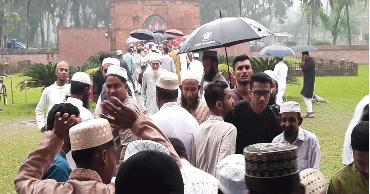 বৃষ্টি উপক্ষো করে বিশ্বঐতিহ্য ষাটগম্বুজ মসজিদে মুসল্লিদের ঢল