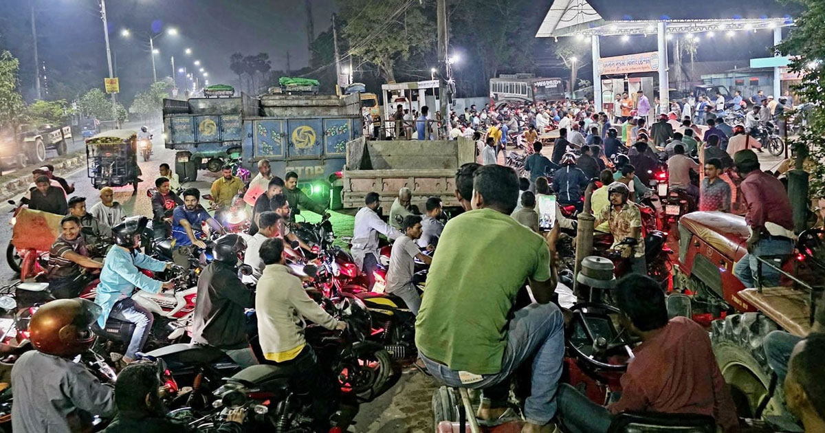 ঠাকুরগাঁওয়ের কোনো পাম্পে তেল নেই, বাজারে পেট্রোল ৩৫০ টাকা