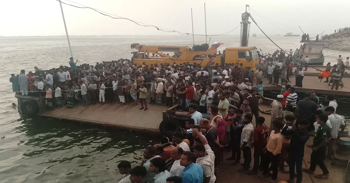 দৌলতদিয়ায় বাস পদ্মায়, ৪ জনের মরদেহ উদ্ধার; নিখোঁজ অন্তত ৪৫