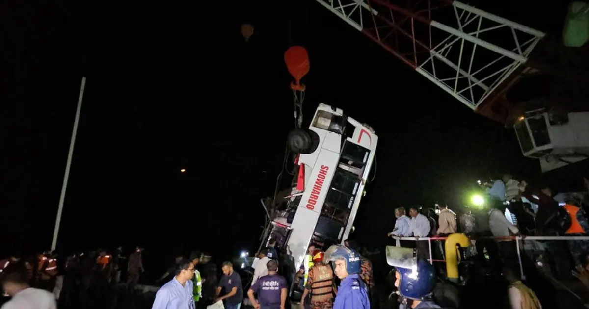দৌলতদিয়ায় বাসডুবির ঘটনায় ২৬ জনের  মরদেহ উদ্ধার
