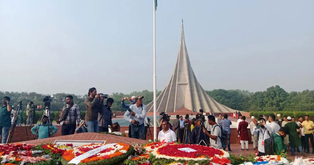 শহীদদের প্রতি শ্রদ্ধা জানাতে স্মৃতিসৌধে মানুষের ঢল