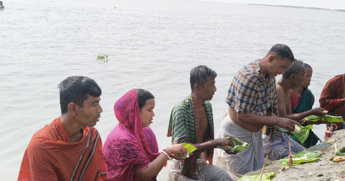 কুড়িগ্রামে ব্রহ্মপুত্র নদের তীরে পবিত্র স্নানোৎসব অনুষ্ঠিত