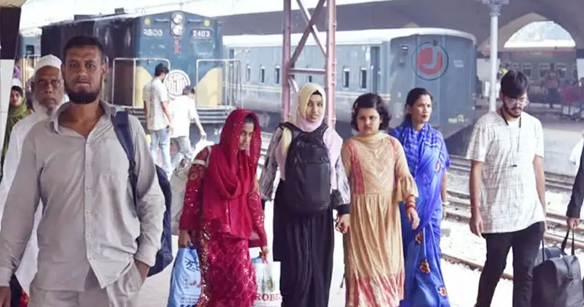 ঈদের ছুটি শেষে ঢাকায় ফিরছে মানুষ, কমলাপুরে উপচেপড়া ভিড়