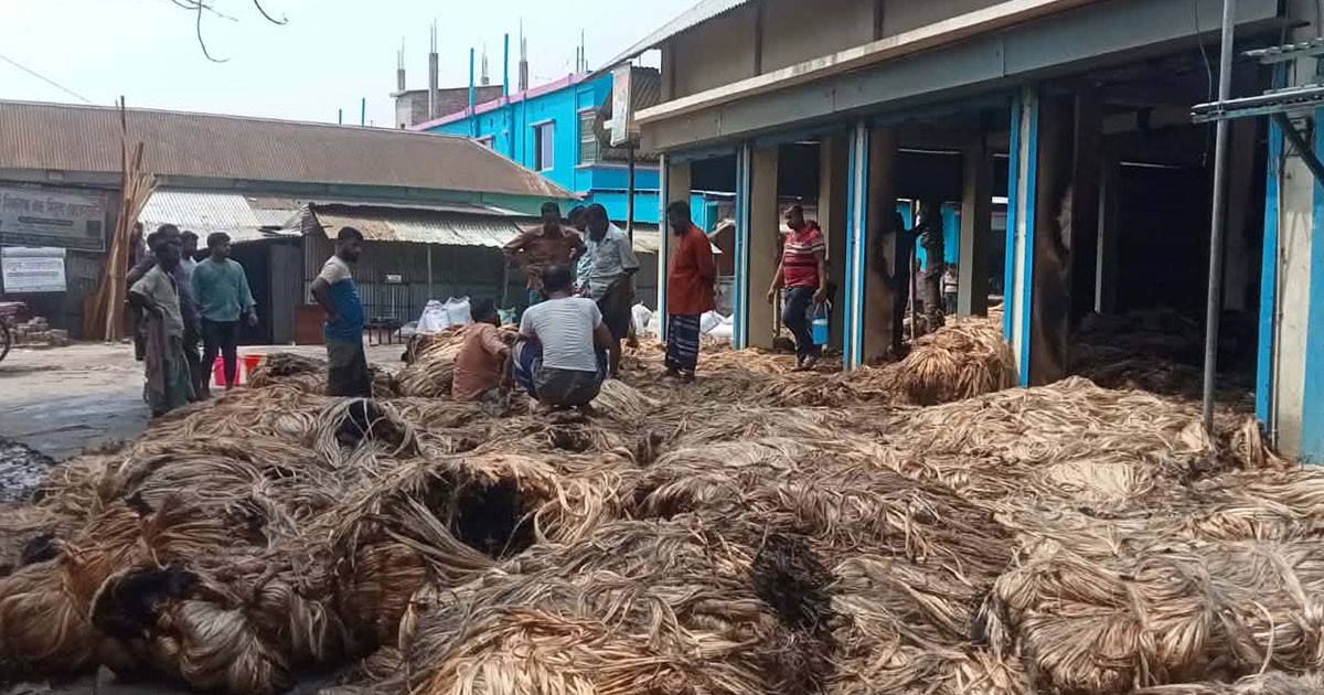 ফরিদপুরে পাটের গোডাউনে আগুন
