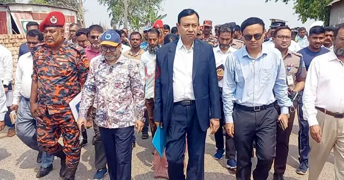 পদ্মায় বাসডুবি: ঘটনাস্থল পরিদর্শনে নৌপরিবহন মন্ত্রণালয়ের তদন্ত দল