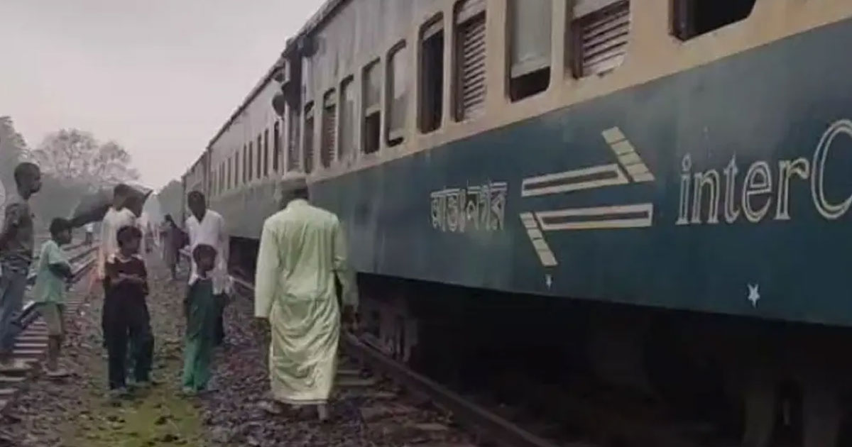দিনাজপুরে দোলনচাঁপা এক্সপ্রেসের বগি লাইনচ্যুত