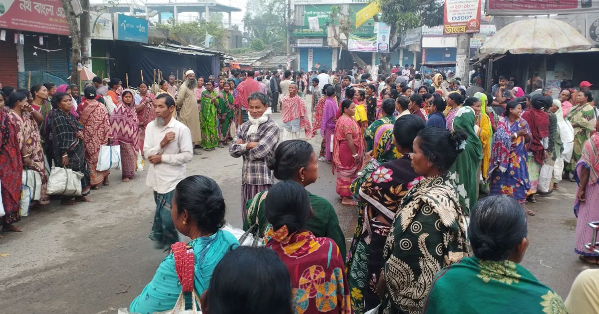 কামলার হাট: মাত্র ১৫০ টাকায় নারী শ্রমিক