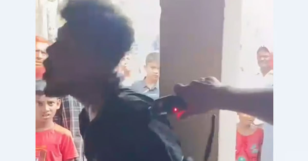 চুরির সন্দেহে দুই যুবককে বেঁধে নির্যাতন, ভিডিও ভাইরাল