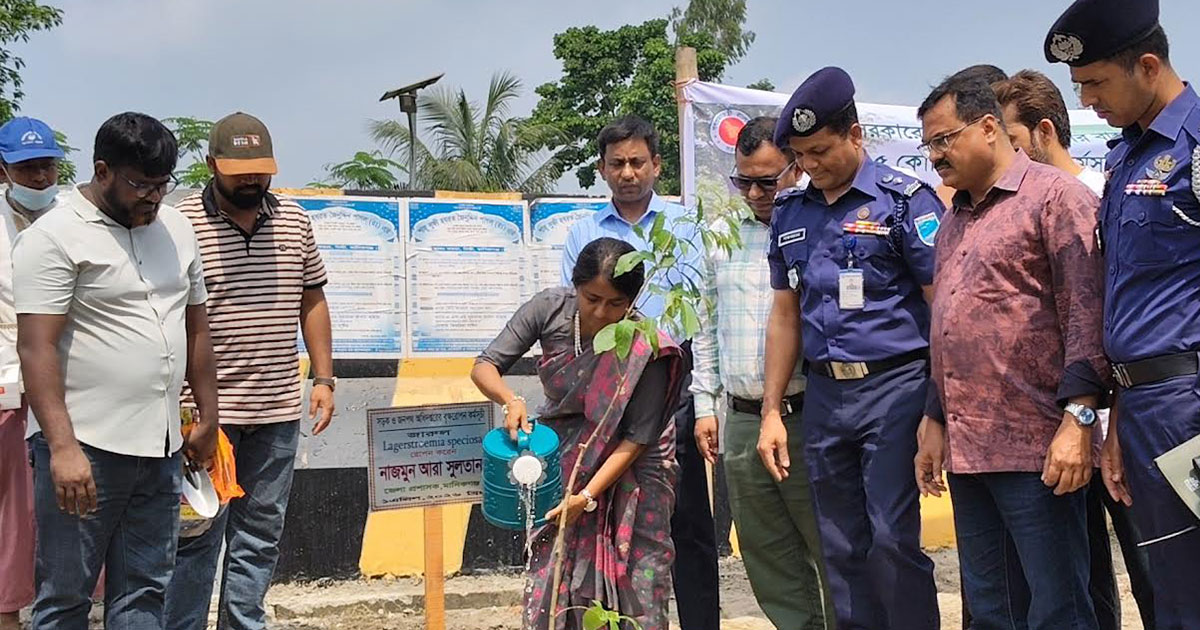 মানিকগঞ্জে জাতীয় মহাসড়কে বৃক্ষরোপণ কর্মসূচির উদ্বোধন