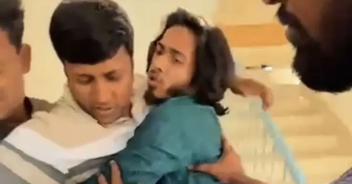 ভোটার কার্ডে ঘুষ নেওয়ায় অফিস সহকারীকে আটক
