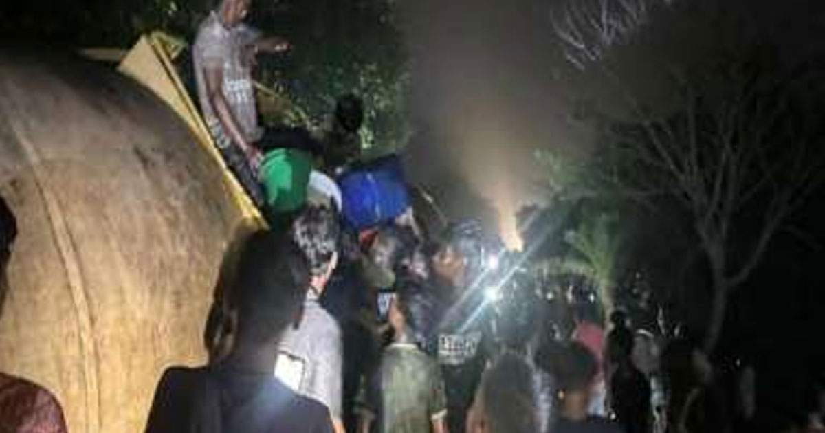 হবিগঞ্জে লাইনচ্যুত তেলবাহী ট্রেনের তেল লুটপাট