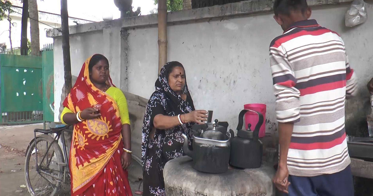 কাপে চা খাওয়ার সুযোগ নেই হরিজন সম্প্রদায়ের!