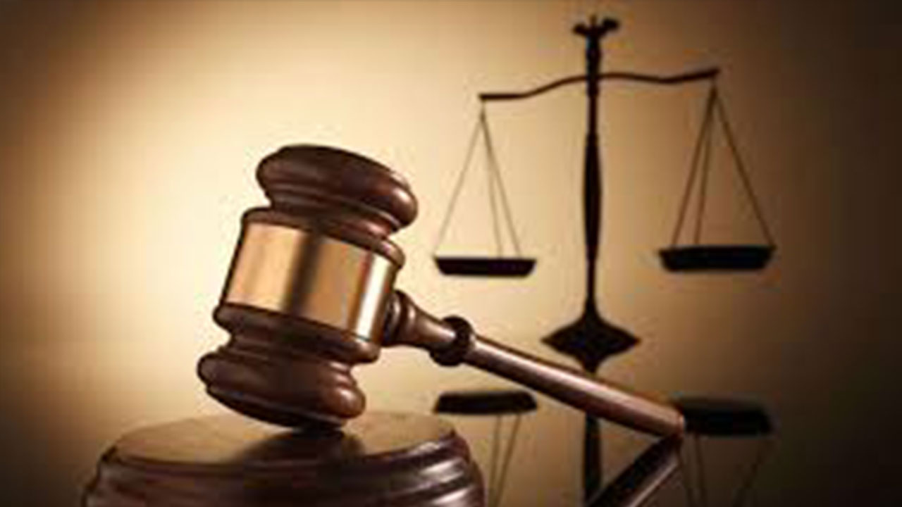 জামিন করানো আইনজীবীকেই কোপালেন আসামী