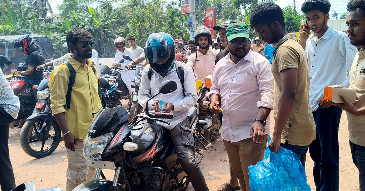 জ্বালানি তেলের সারিতে পানি ও স্যালাইন দিচ্ছে ছাত্রদল