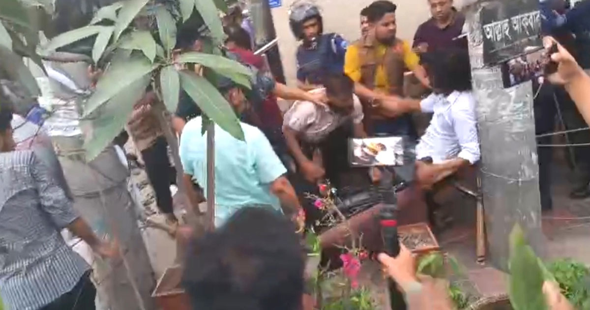লক্ষ্মীপুরে ১৪৪ ধারা ভঙ্গ করে মিছিলের চেষ্টা, পুলিশের বাধা-ত্রিমুখী সংঘর্ষ