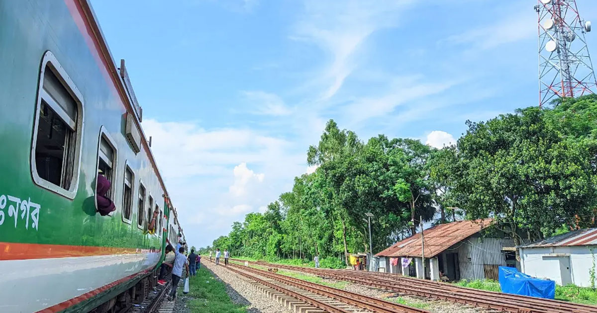 চলন্ত ট্রেন থেকে নামতে গিয়ে পুলিশ সদস্যের দুই পা বিচ্ছিন্ন