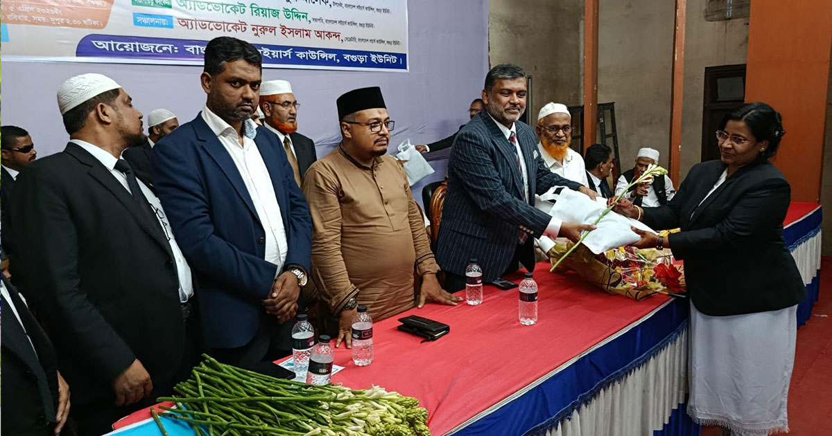 বগুড়ায় নবীন আইনজীবীদের গাউন প্রদান করল ল’ইয়ার্স কাউন্সিল