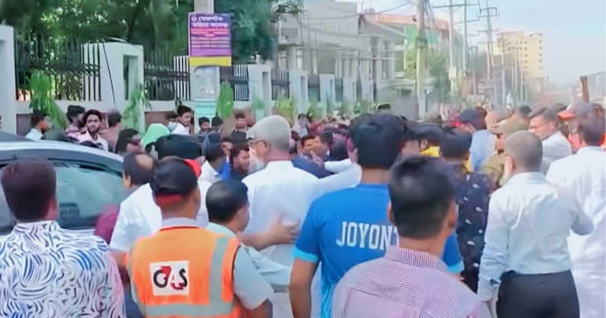 অটোপাসের দাবিতে উপাচার্যের ওপর হামলা, গাড়ি ভাঙচুর