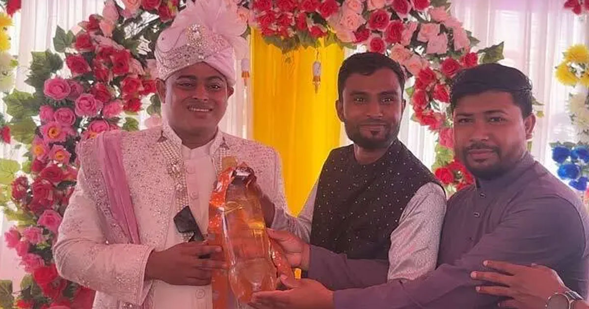 বিয়েতে বন্ধুদের উপহার ২ লিটার অকটেন