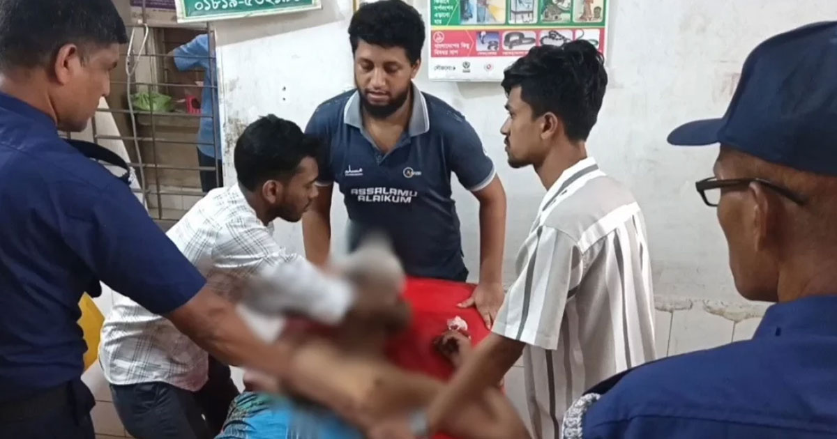 ছেলেসহ তিনজনকে কুপিয়ে ছাদ থেকে লাফ সাবেক পুলিশ সদস্যের