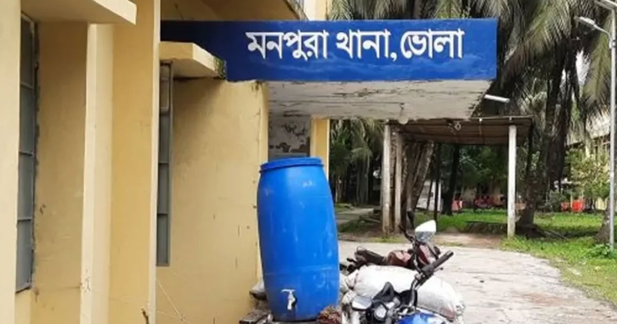 ধর্ষণে বাধা দেওয়ায় বাবাকে কুপিয়ে জখম