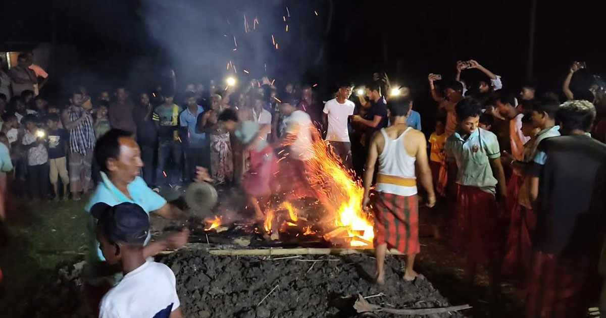 মহাদেব শিবকে তুষ্ট করতে জ্বলন্ত অগ্নিপথে খালি পায়ে হাঁটলেন সন্ন্যাসীরা