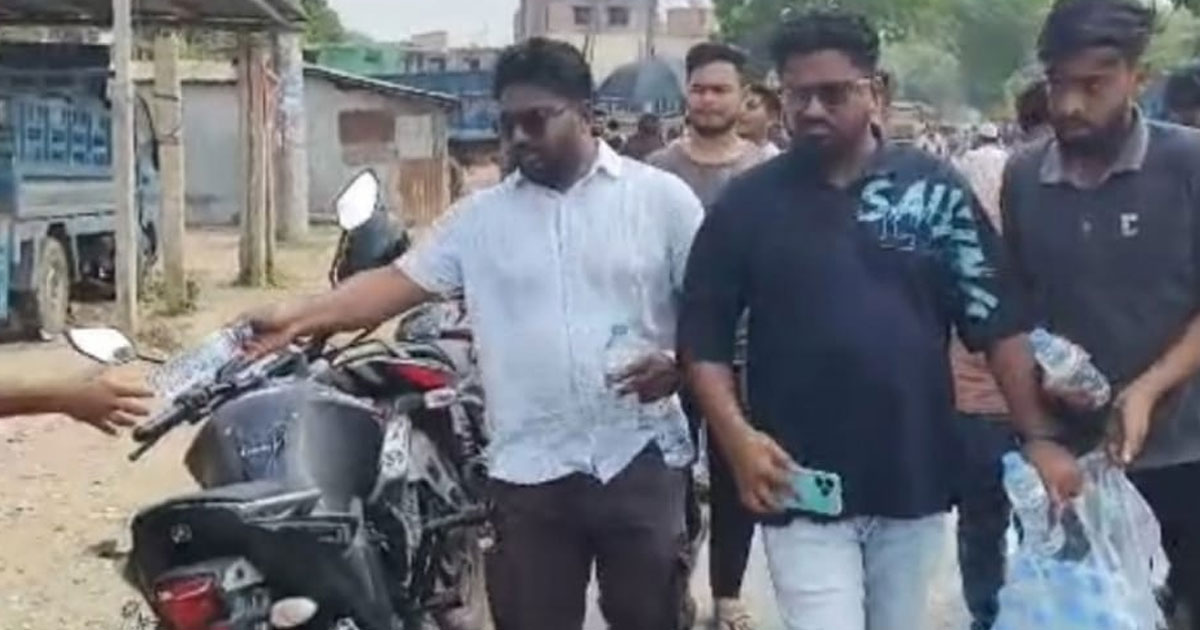 বাইকারদের মাঝে ঠান্ডা পানি বিতরণ, স্বস্তি প্রকাশ