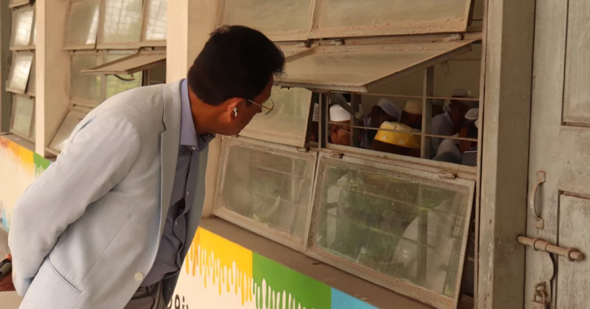 জানালার ফাঁক দিয়ে উঁকি দিয়ে ভিন্নধর্মী পরিদর্শনে শিক্ষামন্ত্রী