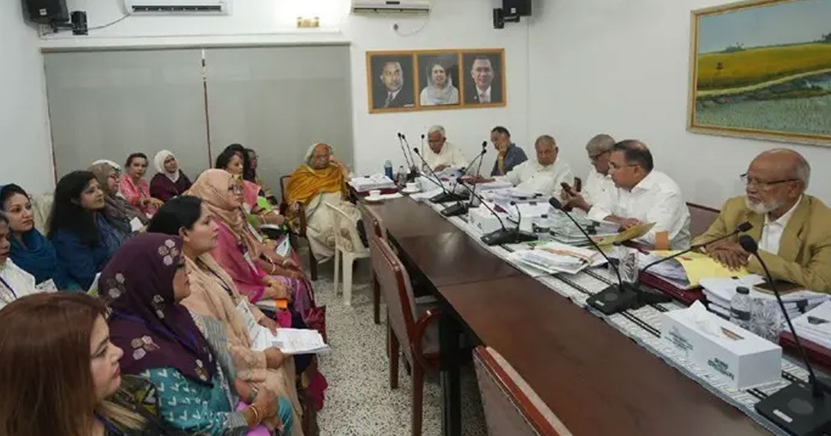 গভীর রাতেও গুলশান কার্যালয়ে কাজে ব্যস্ত প্রধানমন্ত্রী