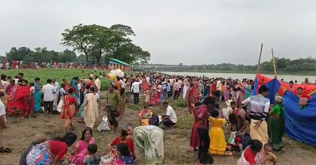 নেত্রকোণায় অক্ষয় তৃতীয়া উপলক্ষে মহাপুণ্য গঙ্গা স্নানে হাজারো ভক্তবৃন্দ
