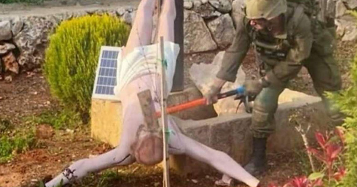 হাতুড়ি দিয়ে যিশুর মূর্তি ভাঙলেন ইসরায়েলি সেনা, তীব্র ক্ষোভ