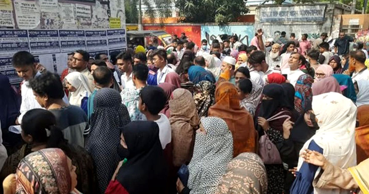 যশোরে এসএসসি পরীক্ষা শুরু, বাইরে অভিভাবকদের ভিড়