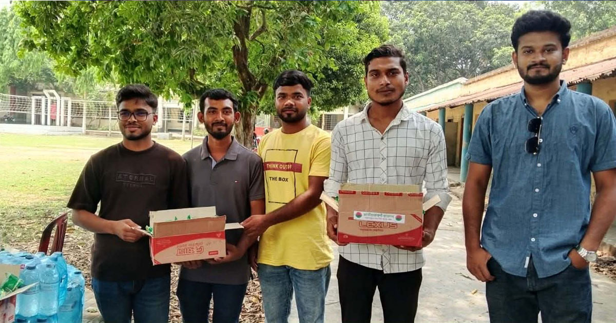 কোটচাঁদপুরে এসএসসি পরীক্ষার্থীদের মাঝে ছাত্রদলের পানি-বিস্কুট বিতরণ