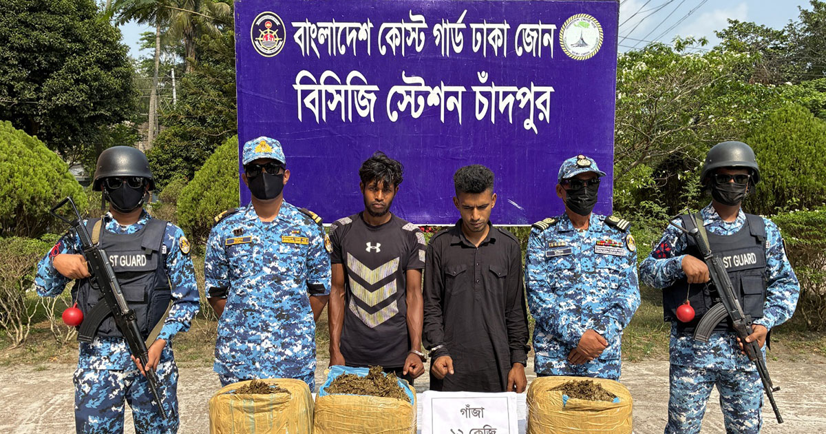 চাঁদপুরে যাত্রীবাহী বোট থেকে মাদকসহ দুই কারবারি আটক