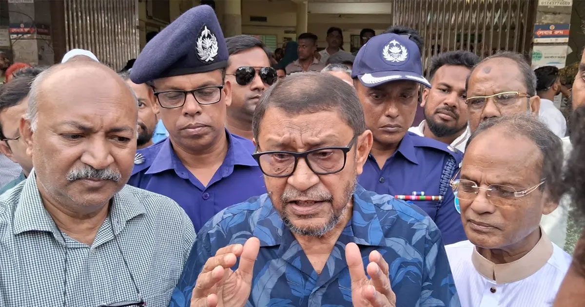 পরিদর্শনে গিয়ে সিভিল সার্জনসহ তিনজনকে বরখাস্ত করলেন মন্ত্রী