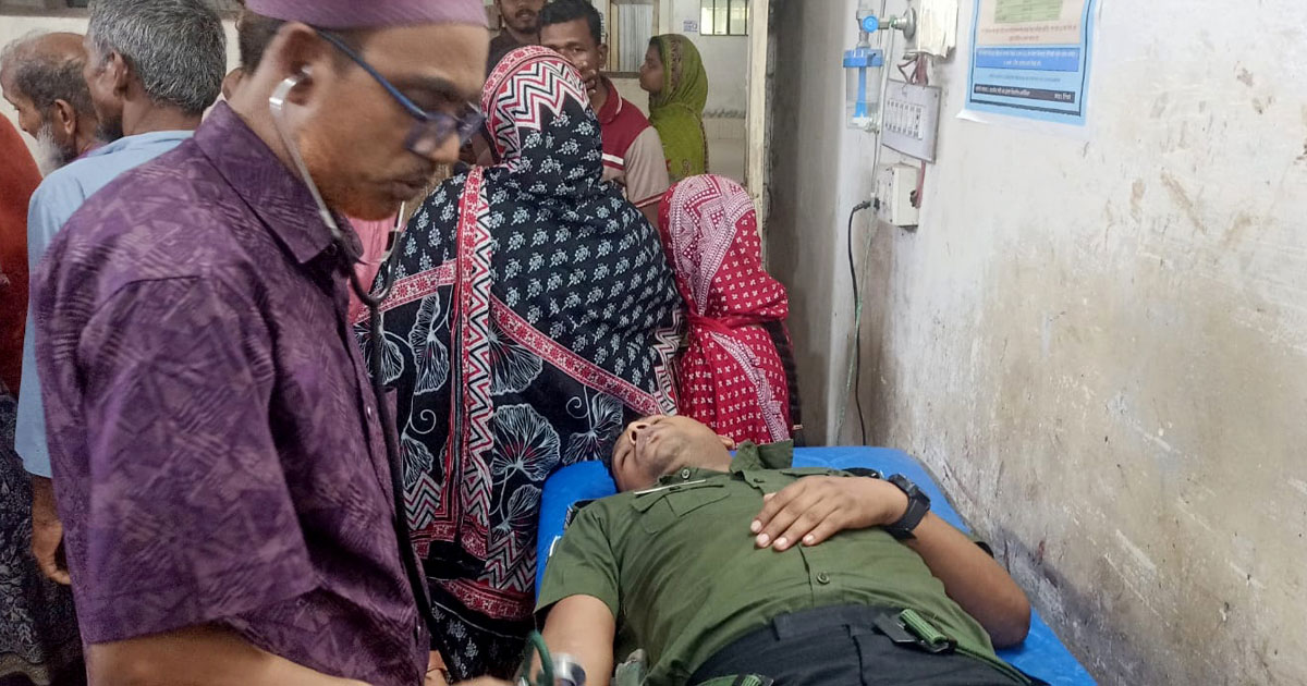 তেলপাম্পে ইউএনওর ওপর হামলা, অস্ত্র কেড়ে নেওয়ার চেষ্টা