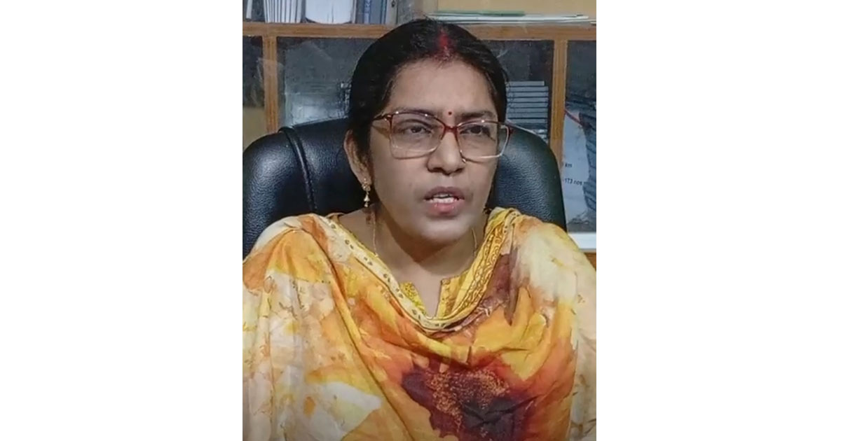 নড়াইলে ভারপ্রাপ্ত অধ্যক্ষের বিরুদ্ধে নারী সহকারীর সংবাদ সম্মেলন