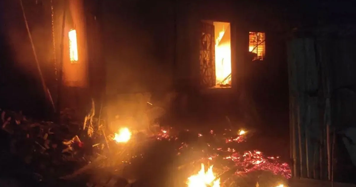 প্রেমিককে কুপিয়ে জখম, ক্ষোভে প্রেমিকার চাচা-ফুফুর বাড়িতে আগুন