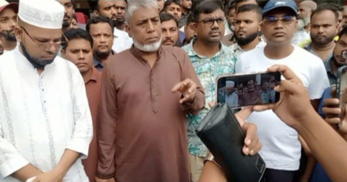 বেনাপোলে  বন্দর চেয়ারম্যানের পদত্যাগ দাবিতে বিক্ষোভ, পণ্য পরিবহন বন্ধ