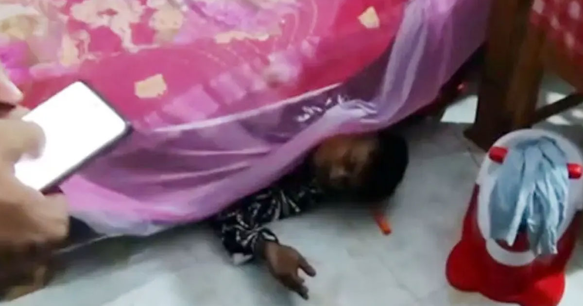 খাটের নিচে ঘুমিয়ে পড়েছিলো চোর